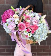 Цветочная композиция из Розы, Хризантемы, Пионы и Лизиантусы в корзине в Терекли-Мектебе