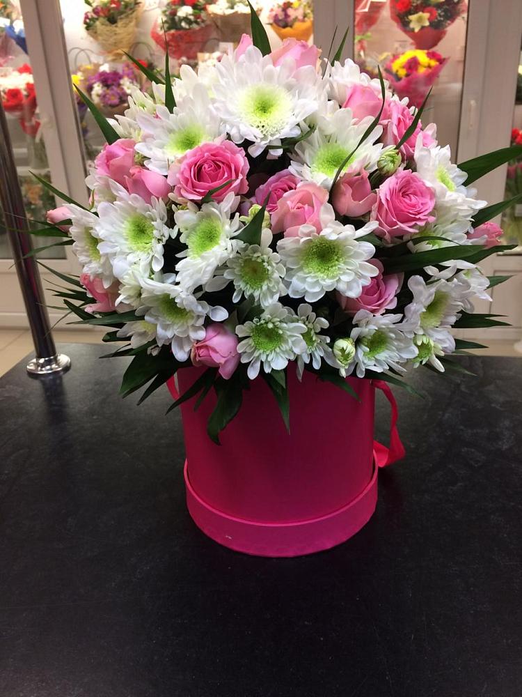 Цветочная композиция из Розы и Хризантемы в шляпной коробке в Терекли-Мектебе